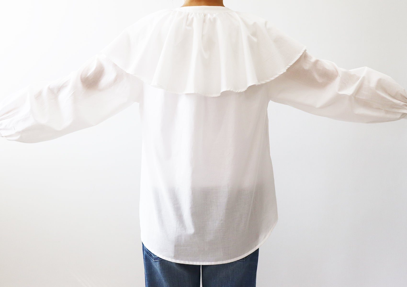[854] Raglan blouse with ruffle collar