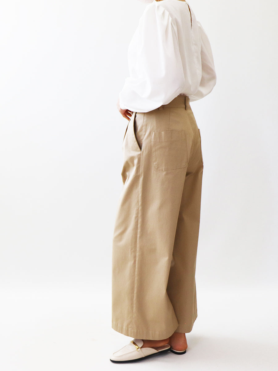 [625] Wide pants
